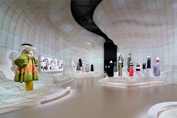 “克里斯蒂安·迪奧：夢之設(shè)計(jì)師”展覽/OMA